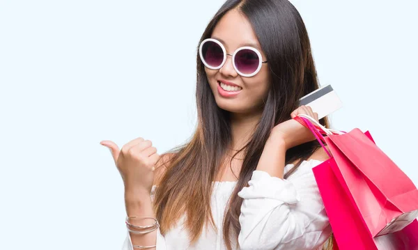 Joven Mujer Asiática Sosteniendo Bolsas Compras Las Ventas Sobre Fondo —  Fotos de Stock