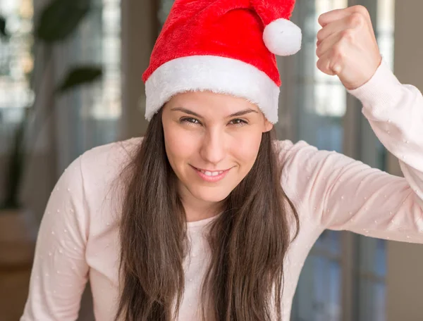 Krásná Mladá Žena Nosí Santa Claus Klobouk Doma Zlobí Šílený — Stock fotografie