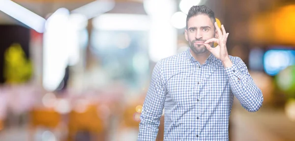 Joven Hombre Guapo Sobre Fondo Aislado Boca Labios Cerrados Como —  Fotos de Stock