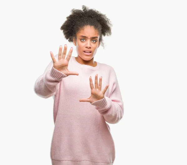 Mladá Afro Americký Žena Nosí Zimní Svetr Izolované Pozadí Strach — Stock fotografie