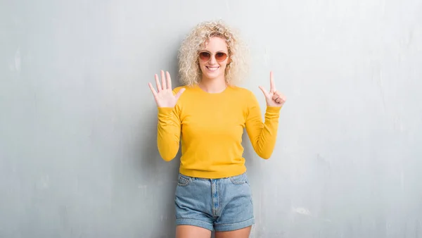 Junge Blonde Frau Mit Lockigem Haar Über Grunge Grauem Hintergrund — Stockfoto