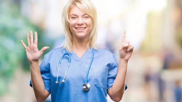 Jovem Bela Mulher Médica Loira Vestindo Uniforme Médico Sobre Fundo — Fotografia de Stock