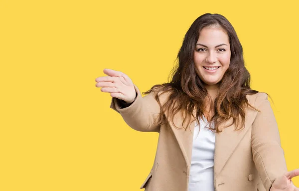 Mooie Grootte Jonge Vrouw Winterjas Dragen Geïsoleerd Achtergrond Kijken Naar — Stockfoto