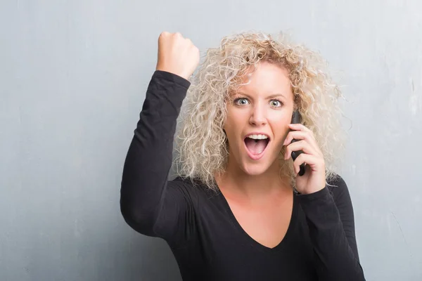 Young Blonde Woman Grunge Grey Background Talking Phone Annoyed Frustrated — Stock Photo, Image