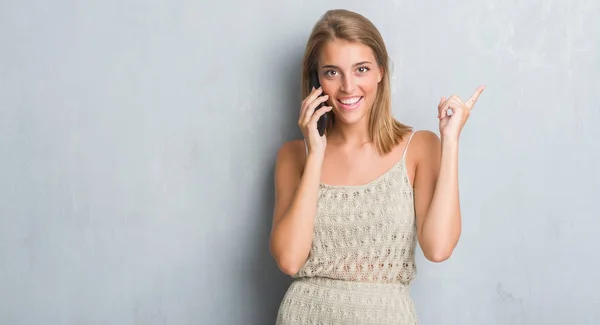 Beautiful Young Woman Grunge Grey Wall Speaking Phone Surprised Idea — Stock Photo, Image