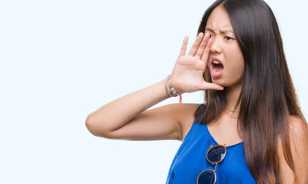 Joven Mujer Asiática Sobre Fondo Aislado Gritando Gritando Fuerte Lado —  Fotos de Stock