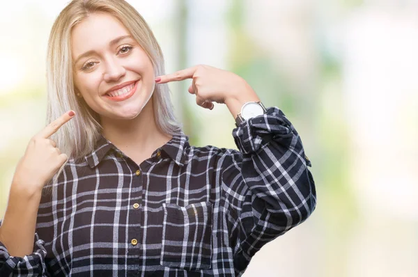 Mujer Rubia Joven Sobre Fondo Aislado Sonriendo Confiado Mostrando Señalando — Foto de Stock