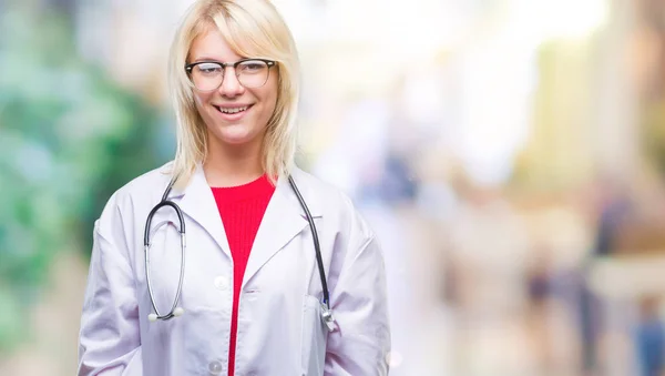 Jovem Bela Mulher Médica Loira Vestindo Uniforme Médico Sobre Fundo — Fotografia de Stock