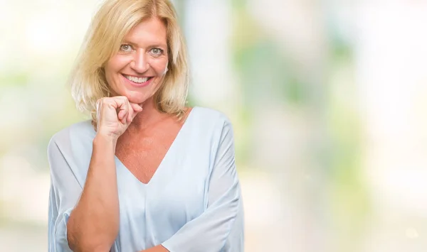 Donna Affari Bionda Mezza Età Sfondo Isolato Guardando Fiducioso Fotocamera — Foto Stock