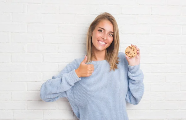 Beautiful Young Woman White Brick Wall Eating Chocolate Chip Cooky — Stock Photo, Image