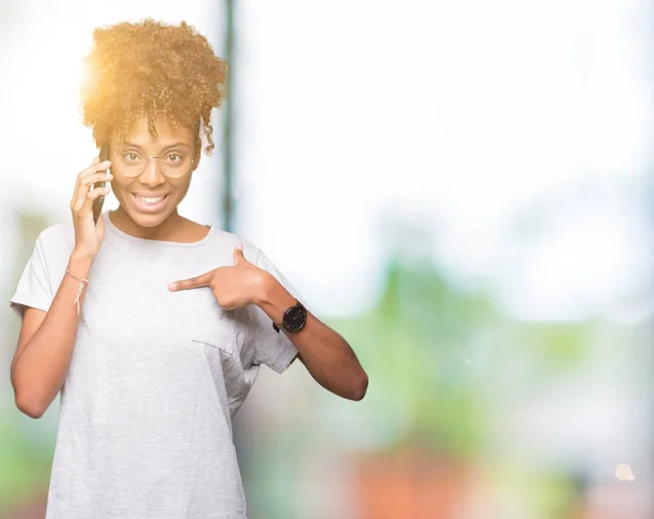 Mujer Afroamericana Joven Hablando Teléfono Inteligente Sobre Fondo Aislado Con —  Fotos de Stock