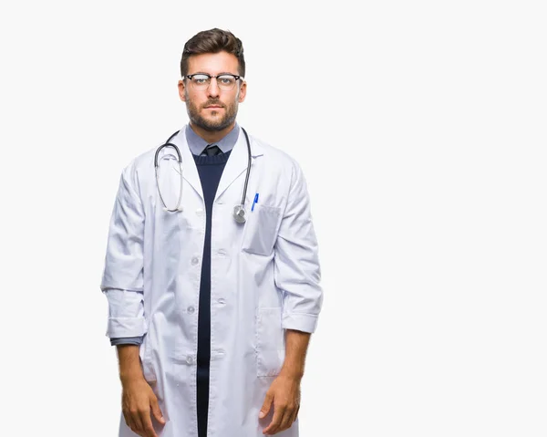 Junger Gutaussehender Arzt Mit Isoliertem Hintergrund Und Ernstem Gesichtsausdruck Einfacher — Stockfoto
