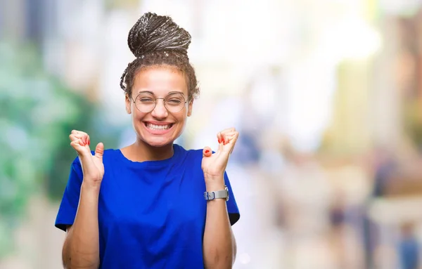 Jovem Trançado Cabelo Afro Americano Menina Vestindo Óculos Sobre Fundo — Fotografia de Stock