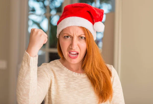 Roodharige Vrouw Met Kerstman Hoed Boos Gefrustreerd Schreeuwen Met Woede — Stockfoto