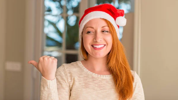 Donna Rossa Con Cappello Babbo Natale Puntato Con Mano Dito — Foto Stock