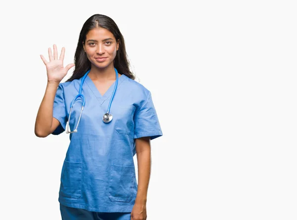Genç Arap Doktor Cerrah Kadın Gösterilen Parmakları Ile Işaret Izole — Stok fotoğraf