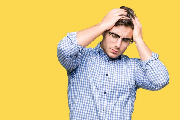 Joven Hombre Guapo Con Gafas Sobre Fondo Aislado Que Sufre —  Fotos de Stock