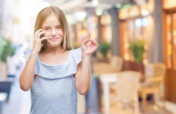 Menina Bonita Jovem Falando Telefone Sobre Fundo Isolado Muito Feliz — Fotografia de Stock