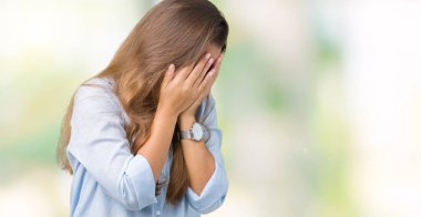Genç güzel esmer iş kadını elleriyle yüzünü ağlayarak süre kapsayan üzgün ifade ile izole arka plan üzerinde. Depresyon kavramı.
