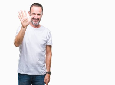 Orta yaş ağarmış komuta sizde gösterilen ve parmakları ile işaret izole arka plan üzerinde beyaz t-shirt giyen beş kendinden emin ve mutlu gülümseyerek iken numara.