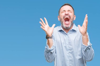 Orta yaş ağarmış üst düzey iş adamı üzerinde arka plan deli kutluyor izole ve crazy arms ile başarı için kaldırdı ve heyecanlı çığlık gözler kapalı. Kazanan kavramı