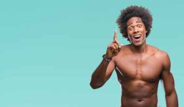 Çıplak vücut üzerinde izole arka plan işaret parmağı ile başarılı fikir göstermek yukarıya Afro Amerikalı gömleksiz adam. Çıktıktan ve mutlu. Bir numara.