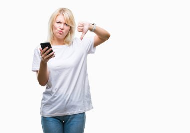 Kızgın yüz, eksi işareti aşağı antipati başparmak ile gösterilen, ret kavramı ile izole arka plan üzerinde akıllı telefon kullanan genç güzel sarışın kadın