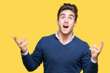 Genç yakışıklı iş adamı izole arka plan çılgın ve kızgın bağırarak ve agresif ifade ve silah kaldırdı bağırıyor. Hayal kırıklığı kavramı.