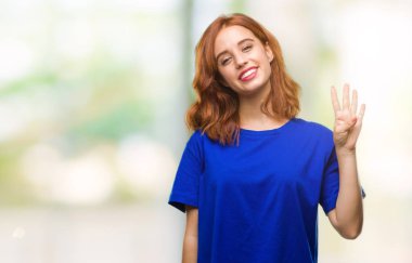 Genç güzel kadın gösterilen ve parmakları ile işaret izole arka plan yüzünden kendinden emin ve mutlu gülümseyerek süre dört numara.