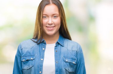 Genç beyaz izole arka plan ile bir mutlu ve güzel kadın güzel yüzünde gülümseme. Şanslı kişi.