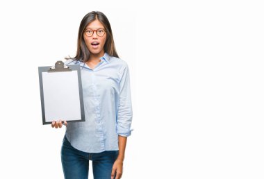 Genç Asya iş kadın Pano şok sürpriz yüzü, korkuyor ve korku ifadesi ile heyecanlı olan korkmuş holding arka plan izole