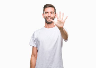 Yakışıklı delikanlı gösterilen ve parmakları ile işaret izole arka plan üzerinde beş kendinden emin ve mutlu gülümseyerek iken numara.