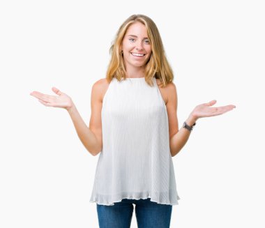 Gülen iki elle gösterilen açık avuç içi, sunma ve karşılaştırma ve denge reklam izole arka plan güzel genç zarif kadın