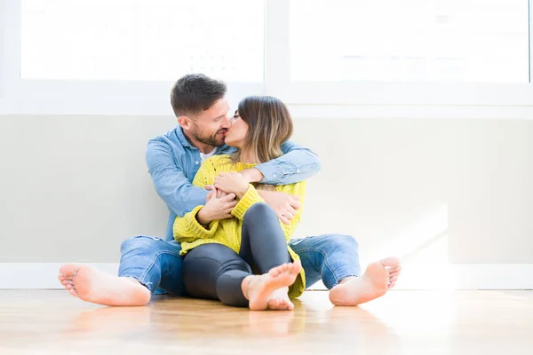 Krásný Mladý Pár Lásce Líbání Objímání Navzájem Sedí Podlaze Doma — Stock fotografie