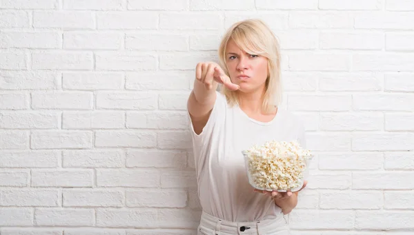 Donna Caucasica Adulta Sul Muro Mattoni Bianchi Che Mangia Pop — Foto Stock