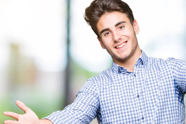 Joven Hombre Negocios Guapo Sobre Fondo Aislado Mirando Cámara Sonriendo —  Fotos de Stock