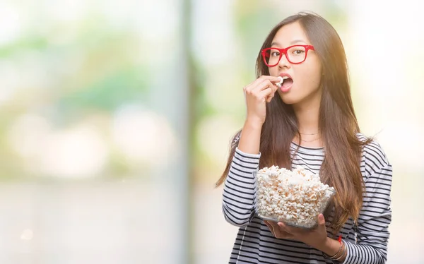 Giovane Donna Asiatica Mangiare Popcorn Sfondo Isolato Con Espressione Fiduciosa — Foto Stock