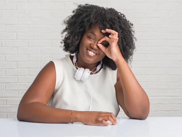 Unga Afroamerikanska Kvinnan Sitter Bord Bär Hörlurar Gör Gest Med — Stockfoto