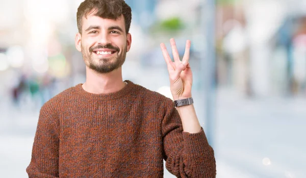 Pemuda Tampan Mengenakan Sweater Musim Dingin Atas Latar Belakang Terisolasi — Stok Foto