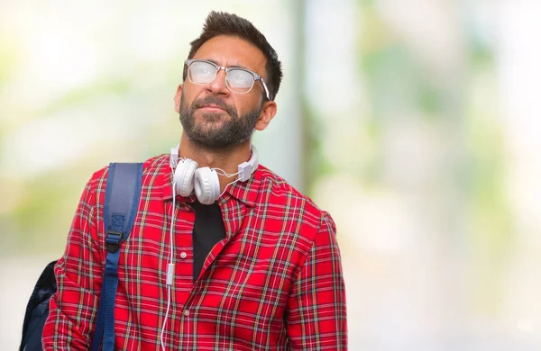 Hombre Estudiante Hispano Adulto Usando Auriculares Mochila Sobre Fondo Aislado —  Fotos de Stock