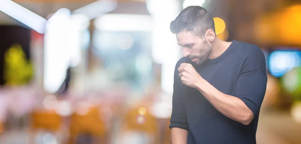 Hombre Guapo Joven Que Usa Suéter Sobre Fondo Aislado Sintiéndose —  Fotos de Stock