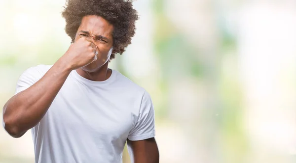 Afro Amerikaanse Man Geïsoleerde Achtergrond Iets Ruiken Stinkende Walgelijk Ondraaglijke — Stockfoto