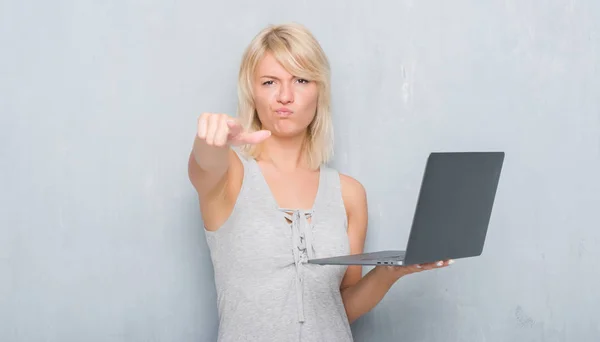 Mujer Caucásica Adulta Sobre Pared Gris Grunge Usando Computadora Portátil —  Fotos de Stock