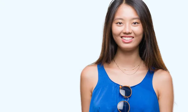 Jonge Aziatische Vrouw Geïsoleerde Achtergrond Met Een Gelukkig Cool Glimlach — Stockfoto