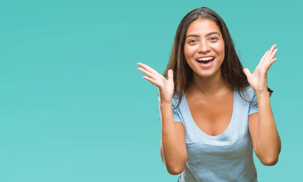 Junge Schöne Arabische Frau Über Isolierten Hintergrund Feiert Verrückt Und — Stockfoto