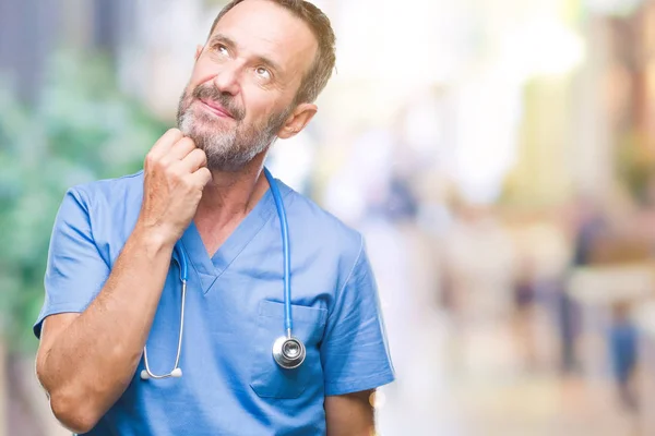 Üzerinde Tıbbi Üniforma Giyen Orta Yaş Ağarmış Kıdemli Doktor Adam — Stok fotoğraf