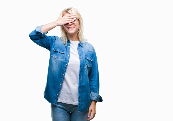 Jovem Mulher Loira Bonita Vestindo Óculos Sobre Fundo Isolado Sorrindo — Fotografia de Stock