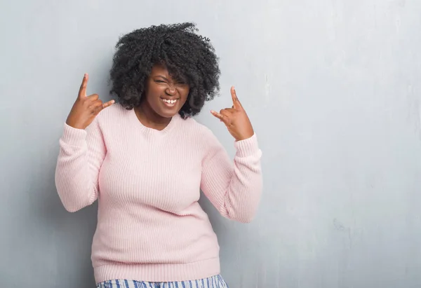 Jovem Afro Americana Size Mulher Sobre Parede Grunge Cinza Vestindo — Fotografia de Stock