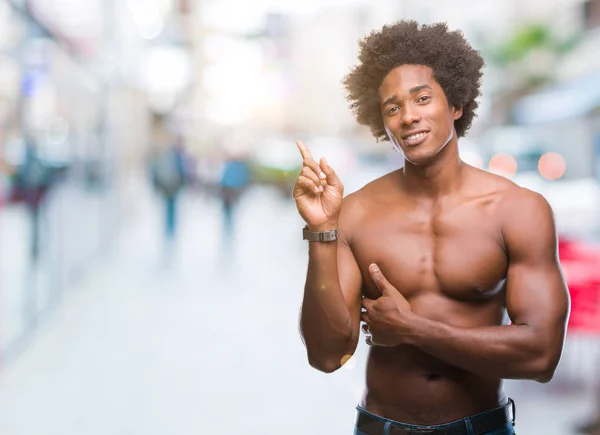 Afro American Shirtless Człowiek Pokazuje Nagie Ciało Białym Tle Wielkim — Zdjęcie stockowe