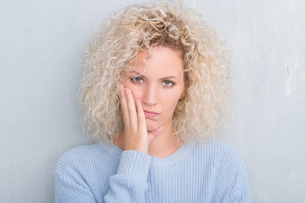 Jeune Femme Blonde Aux Cheveux Bouclés Sur Fond Gris Grunge — Photo